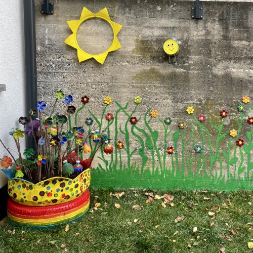Blühender Schulgarten gestaltete Ecke