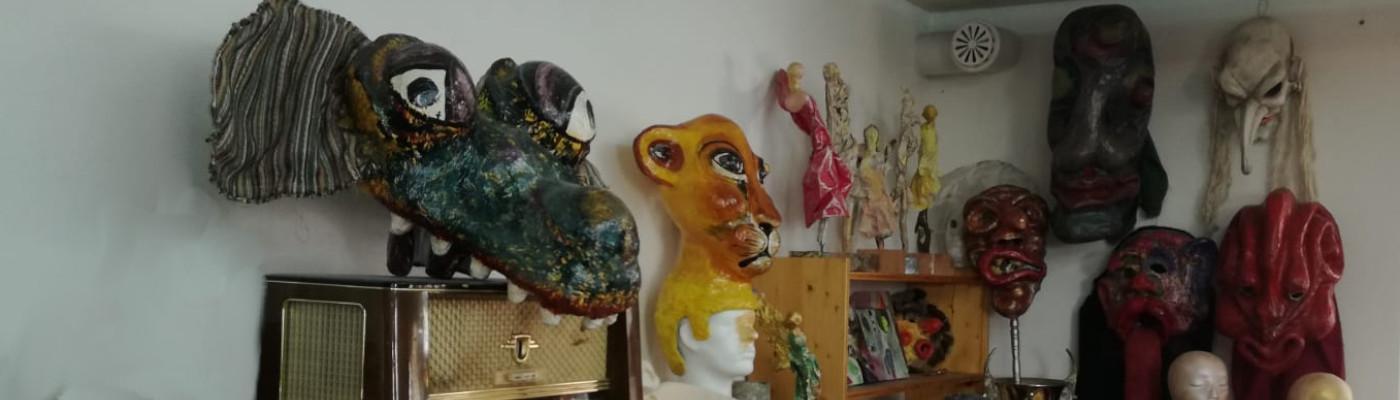 Masken im Atelier Falkeis