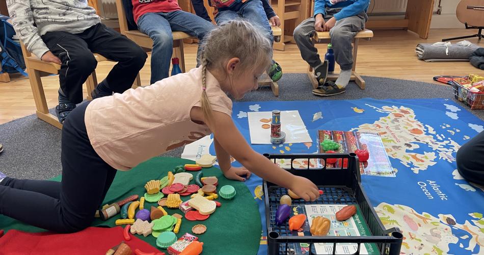 Kind beim Sortierspiel